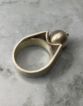 La bague boule est un exercice réalisé à l’école, dont l’objectif était de concevoir une bague intégrant un pas de vis à son extrémité. La principale difficulté de ce projet a été l’ajustement de la partie supérieure du tour de doigt dans le « U » principal.