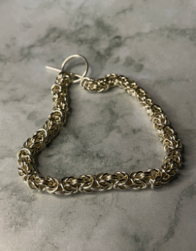 Ce bracelet a été réalisé pendant un stage d'initiation d'une semaine à l'École Tané. J'y ai appris comment rouler des fils pour faire les anneaux de la maille, mettre en forme une maille ainsi que souder de l'argent.