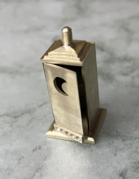 Ce projet avait pour objectif principal de travailler sur les charnières situées au niveau de la porte, tout en utilisant d’autres techniques. Il a notamment permis de s’exercer à la mise en pierre et à la mise à jour, afin de réaliser une construction la plus d’équerre possible. La soudure a également représenté une difficulté, en raison des grandes surfaces de la pièce.