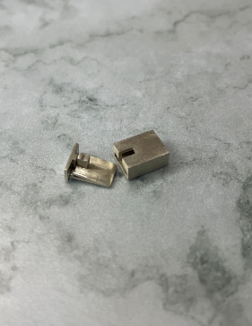 Réalisé durant mon stage à la Bijouterie Gourret, ce projet m’a permis de comprendre le fonctionnement d’un fermoir cliquet, mais surtout d’apprendre à le fabriquer à partir de plaque. J’ai pu m’améliorer notamment dans la réalisation des fleurs de rupture pour concevoir la boîte et le ressort, ainsi que dans l’ajustage des pièces afin que le ressort s’emboîte correctement dans la boîte.