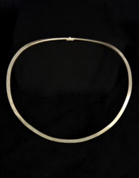 Ce collier est le projet le plus volumineux que j’ai réalisé. Sa grande taille a rendu les soudures plus difficiles, car la chaleur se diffuse davantage.
                            Le positionnement des battages a aussi été compliqué : les placer parallèlement sur toute la longueur du collier demande de la précision.
                            Un fermoir à cliquet a été installé. La difficulté était de l’intégrer dans la largeur du collier tout en le gardant le plus fin possible pour ne pas gêner lorsqu’il est porté.
                            Enfin, une charnière avec des stop a été ajoutée pour permettre d’ouvrir le collier et de le mettre plus facilement.