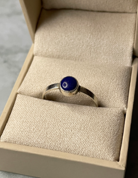 J'ai réalisé cette bague en argent avec un Lapis-Lazuli serti clos dans le cadre d'un atelier chez une joaillière. Cet atelier m'a permis d'avoir une première expérience dans la création de bijoux.